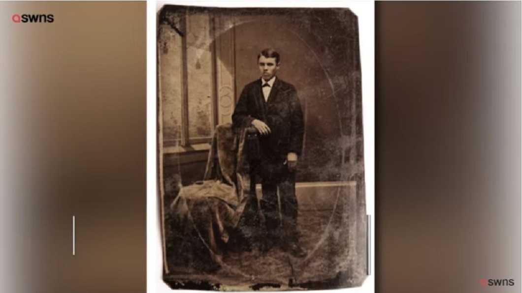 這張照片的人物是美國19世紀知名的強盜傑西．詹姆斯(Jesse James)。(圖／翻攝自YouTube)