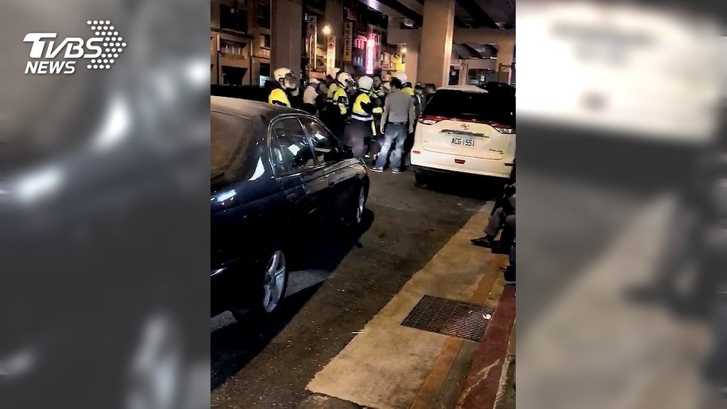 警方獲報前往現場處理,目前得知4人均無生命危險。(圖/TVBS)
