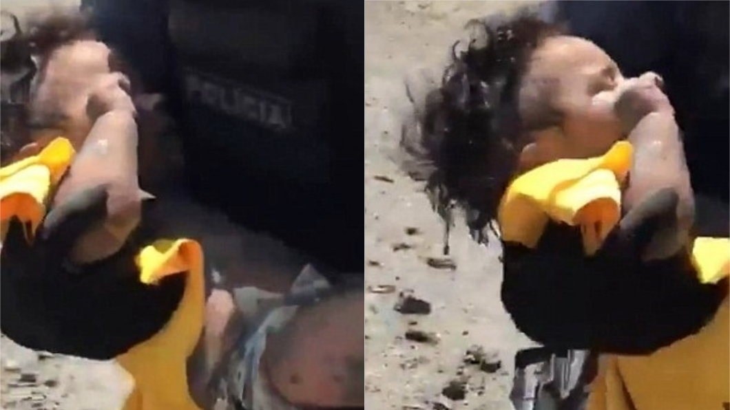 女嬰被丟下橋後在泥土中掙扎大哭,兩名員警經過將她救起。圖/翻攝自英國每日郵報