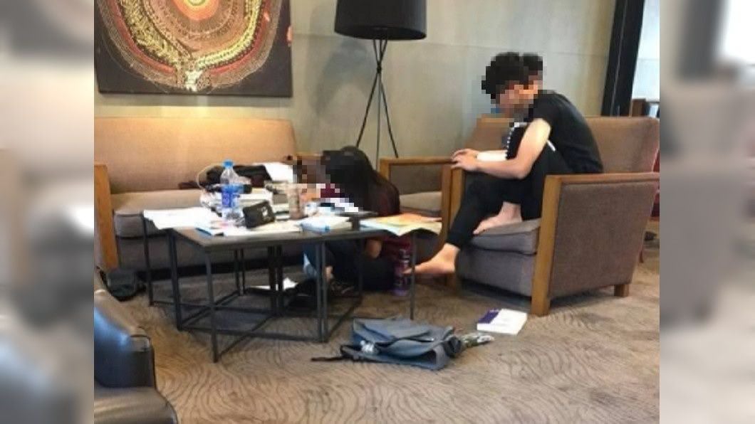 幾名大學生在連鎖咖啡廳內念書，但卻把沙發區當自己家，讓其他網友看得直搖頭。圖／翻攝自《爆料公社》