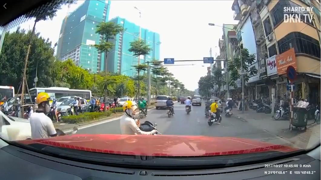 越南一名女騎士直接大剌剌地在馬上中央講手機，完全不顧其他用路人。(圖／翻攝自臉書)