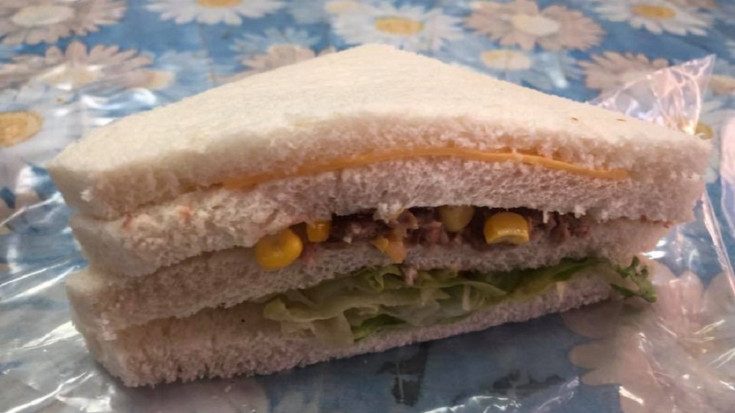 網友表示自己在早餐店買到15元的三明治，但翻開吐司後，內餡卻讓他超傻眼。圖／翻攝自《新竹大小事》