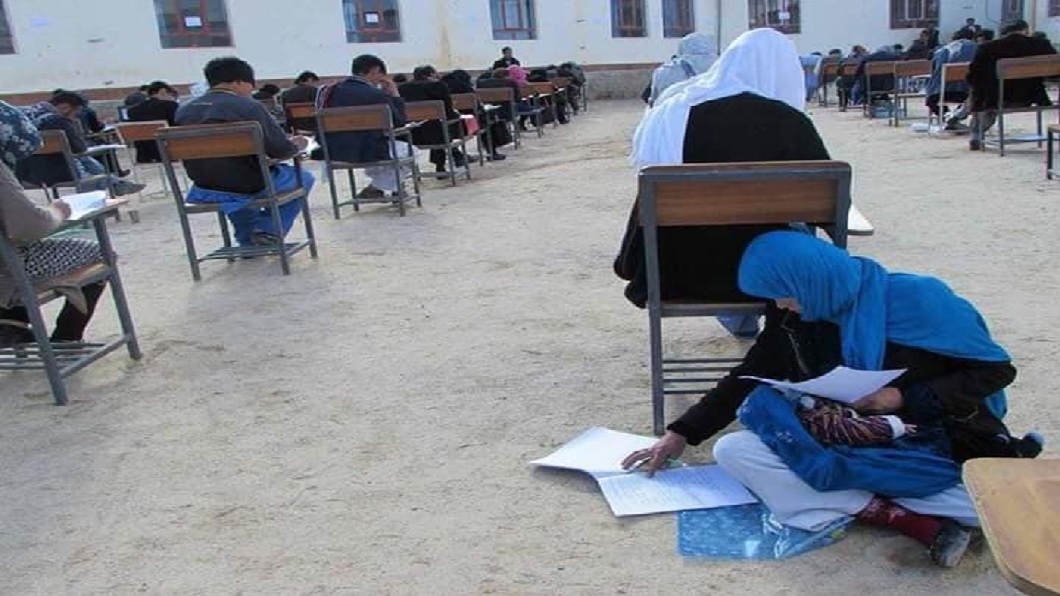 阿富汗一名農婦參加大學考試時，一邊哄娃一邊應考，模樣被監考教授拍了下來。(圖／翻攝自Yahya Erfan臉書) 我想當醫生！阿富汗農婦邊考試邊哄娃　網友感動想哭