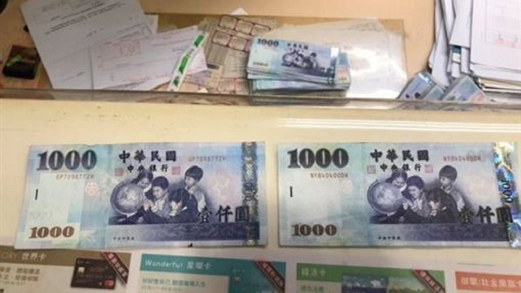 假鈔的反光條有明顯薄膜,且印刷的墨水也較深。圖/翻攝爆料公社