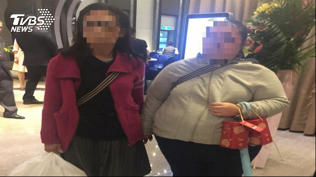 亂入婚宴白吃！「蟑螂母女」GG了　女兒起訴、媽遭通緝