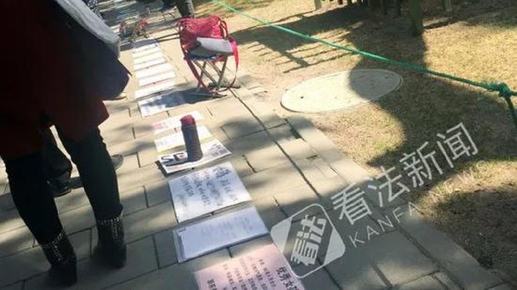 現場擺放著琳琅滿目的徵婚啟事。(圖/翻攝自法制晚報)
