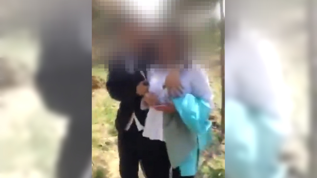 大陸網路上近日瘋傳一段政府官員伸狼爪對女子襲胸的影片。翻攝自《北京時間》