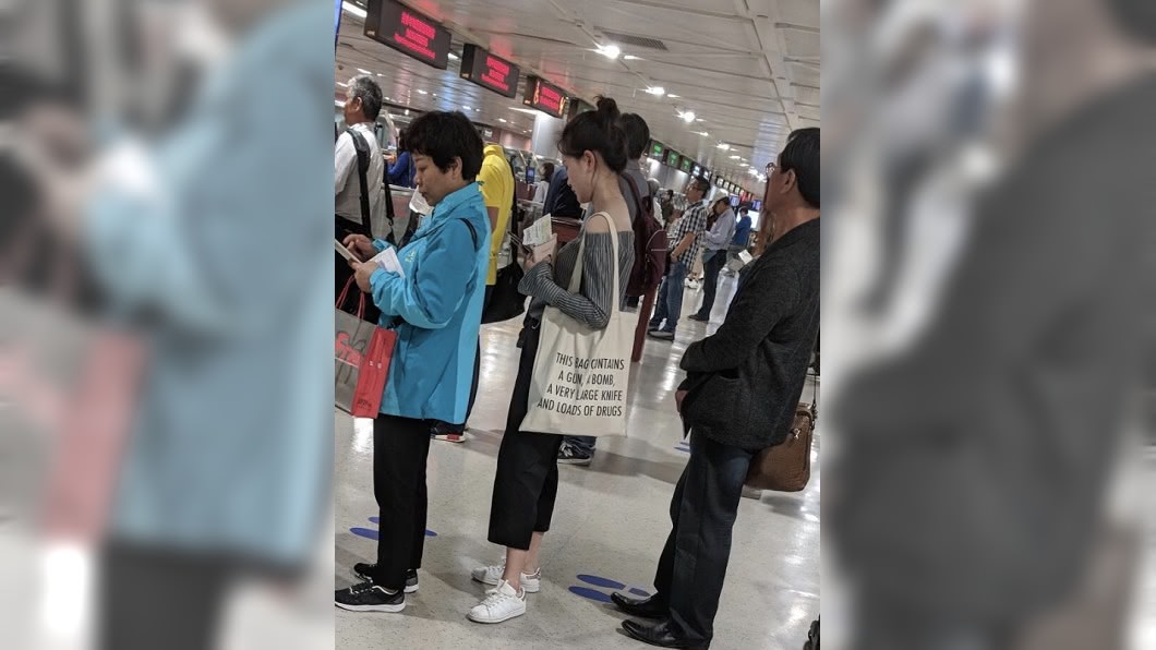 一名女子背著這個手提袋進入機場，網友們全看傻眼。(圖／翻攝自Reddit)