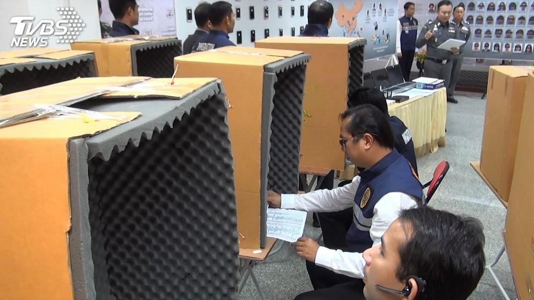 去年7月底泰國警方的破案模擬現場，紙箱內鋪著吸音棉。圖／中央社