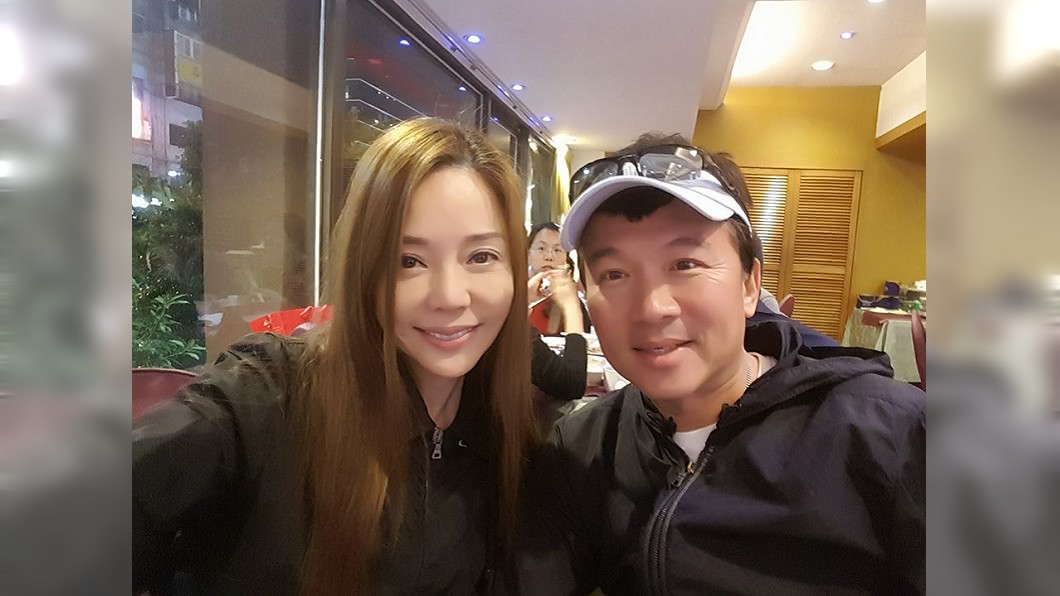 孫鵬狄鶯這次赴美救子,外界認為費用不貲,也推估這對夫妻的身家其實財力雄厚。(圖/翻攝自狄鶯臉書) 孫鵬夫妻遭起底…身家至少破億 救子綽綽有餘