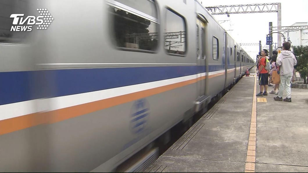快訊/台鐵列車煞車異常 傳焦味乘客換車