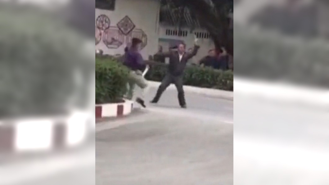 2名男子因3元賭資,在街頭互砍。圖/翻攝自微博