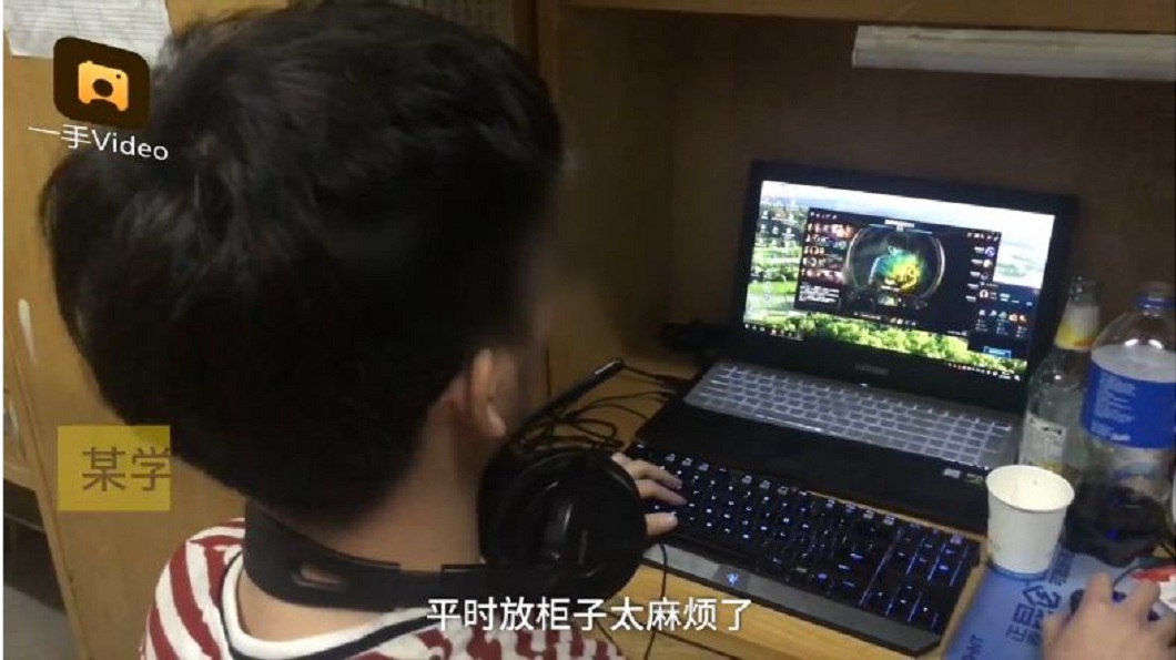 該名男大生對於房內傳出的陣陣惡臭,竟說自己聞不到。(圖/翻攝自梨視頻)