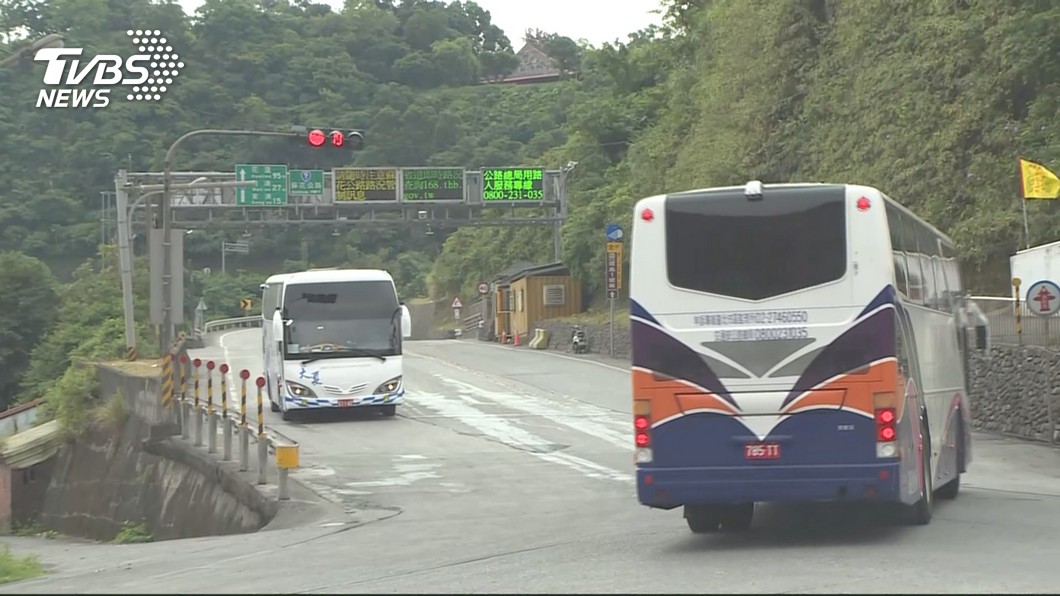 快訊/蘇花聯結車自撞卡隧道 吊車排除無人傷