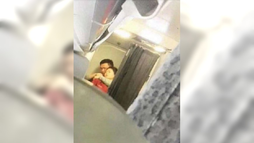 男乘客在機上挾持空服員畫面曝光，圖／取自微博