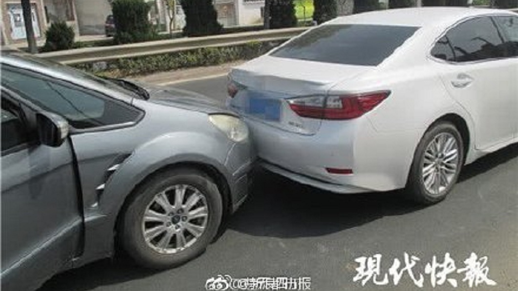 南京一名女子為了想認識帥哥，竟然開車追撞對方，只為了要他的電話號碼。(圖／翻攝自現代快報微博)
