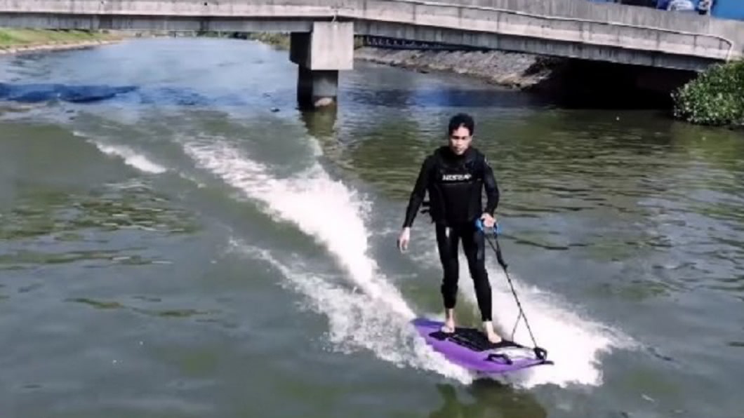 圖／翻攝自BLEA Motorized Surfboard YouTube