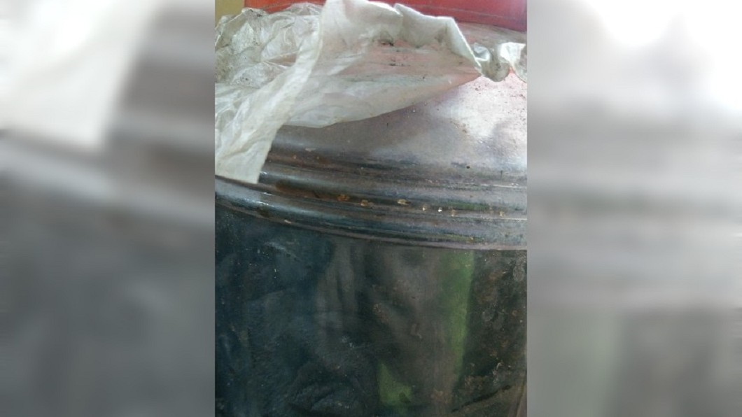 民眾在家發現這罐發黑罐子，打算拿去丟卻被阿公罵。圖／爆廢公社