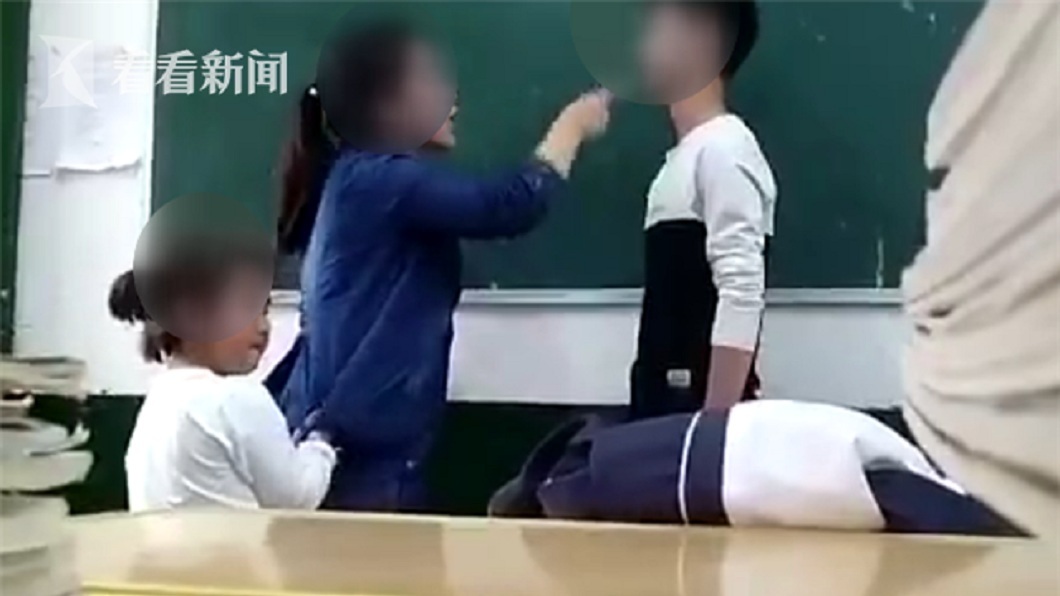 陝西一名中學女老師掌摑還責罵男學生，更嗆聲自己是黑社會。(圖／翻攝自看看新聞)