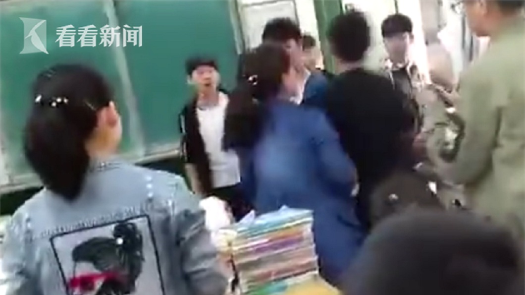 女老師的舉動引起全班學生將她圍住,雙方爆發言語和肢體衝突。(圖/翻攝自看看新聞)