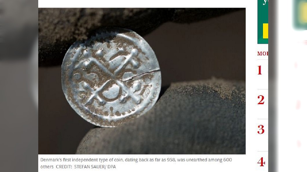 德國一名13歲少年挖到丹麥傳奇國王「藍牙」哈拉德時期的銀幣，為考古學界帶來重大發現。(圖／翻攝自電訊報)