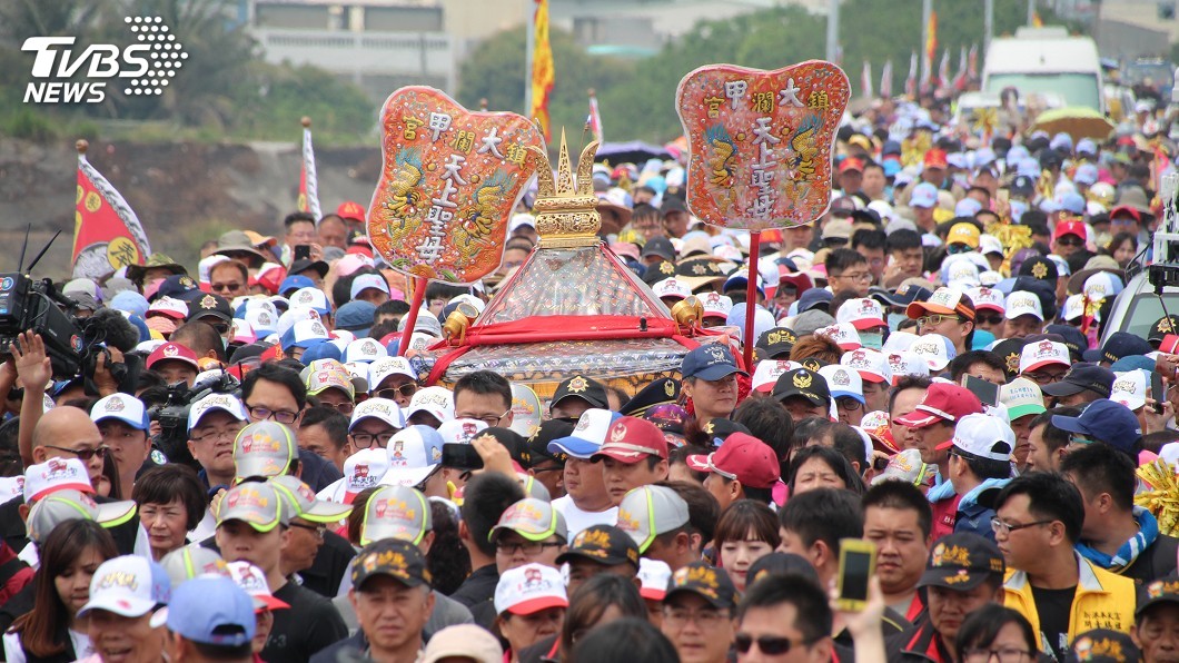 誠心祈求無悔追隨! 萬人「瘋大甲媽」遶境到底瘋什麼?