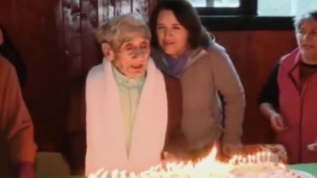 哈拉米羅115歲那年,智利總統特地登門祝賀生日。圖/翻攝自 推特