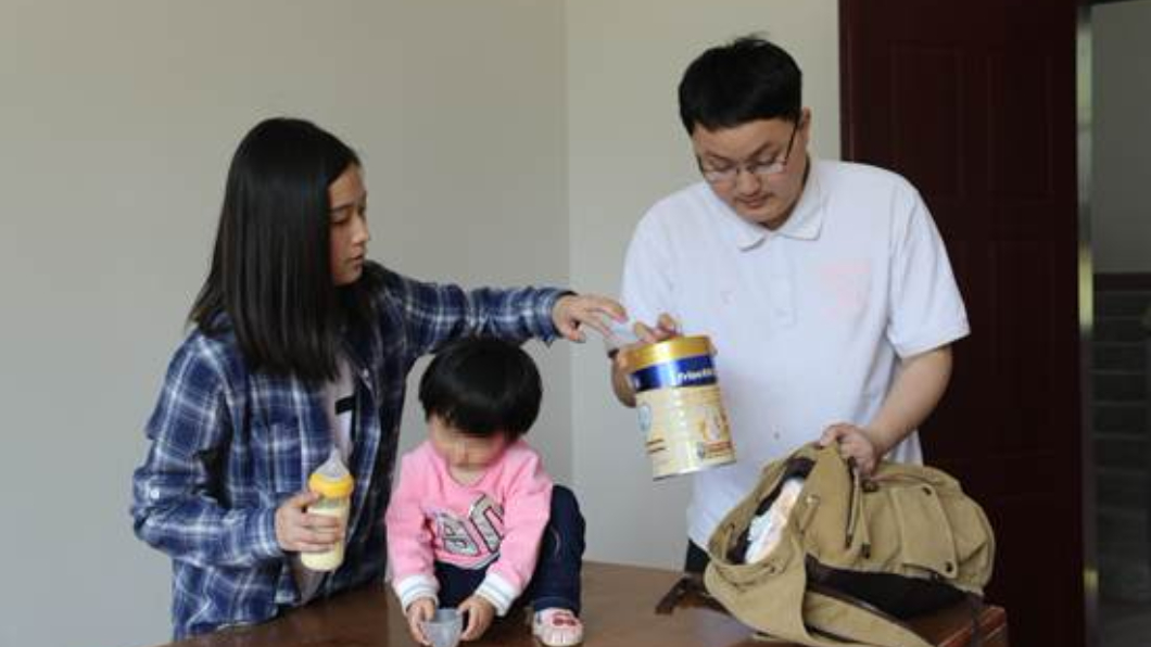 楊男把女兒的日用品留在法庭。圖/翻攝自四川新聞網
