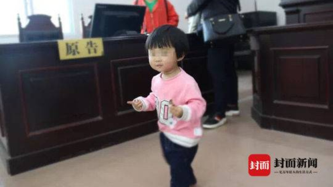 被遺棄在法院的女兒。圖/翻攝自大陸封面新聞