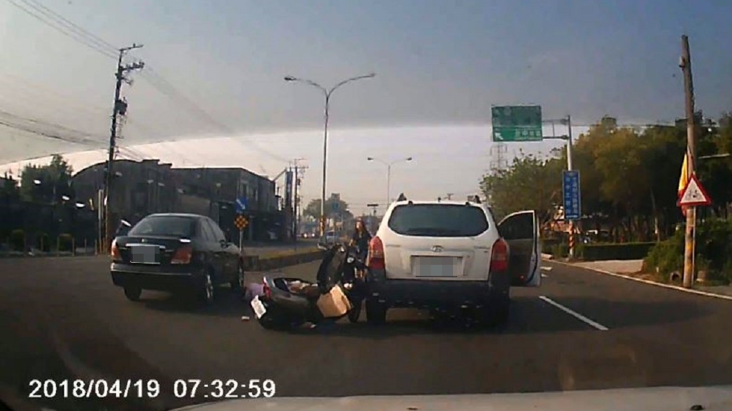 阿嬤遭疾駛而來的轎車撞翻。圖/翻攝自爆料公社