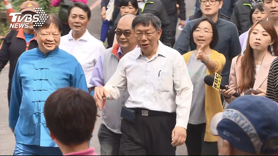 他點出成就柯文哲關鍵 「藍綠政治人物太廢」