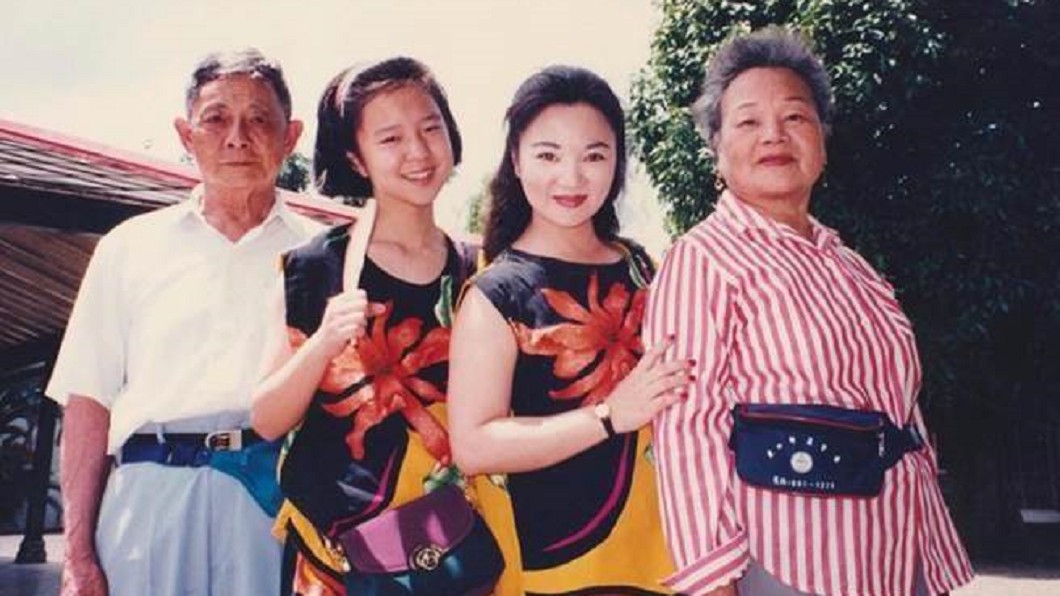 為了奶粉錢豁出去　白冰冰為900元「踩桌」演唱　
