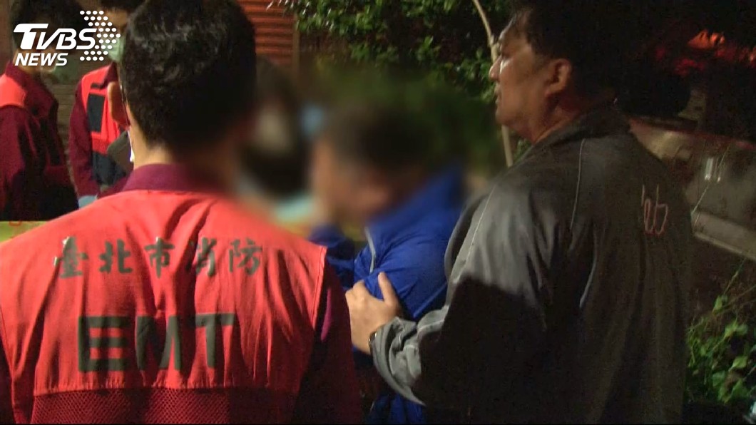 警消人員緊急救出住戶。(圖/TVBS)