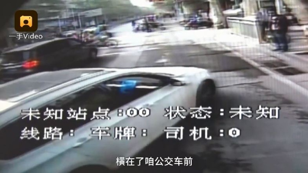 男子一度把車子擋在公車前阻擋前進。(圖/翻攝自梨視頻)