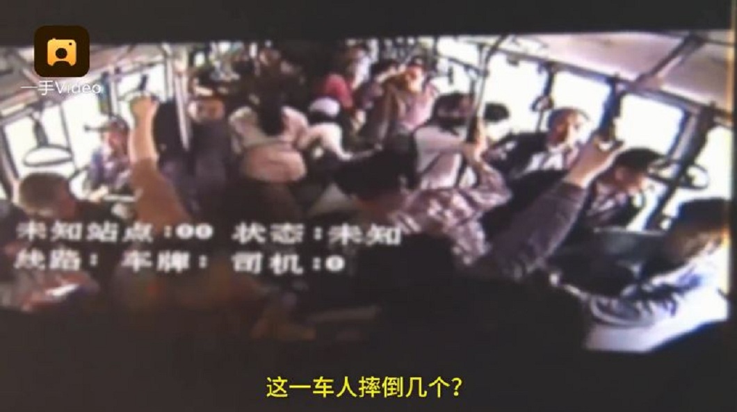 男子的車輛一度急煞,導致公車司機得緊急煞車,一度導致車內多名乘客跌倒。(圖/翻攝自梨視頻)