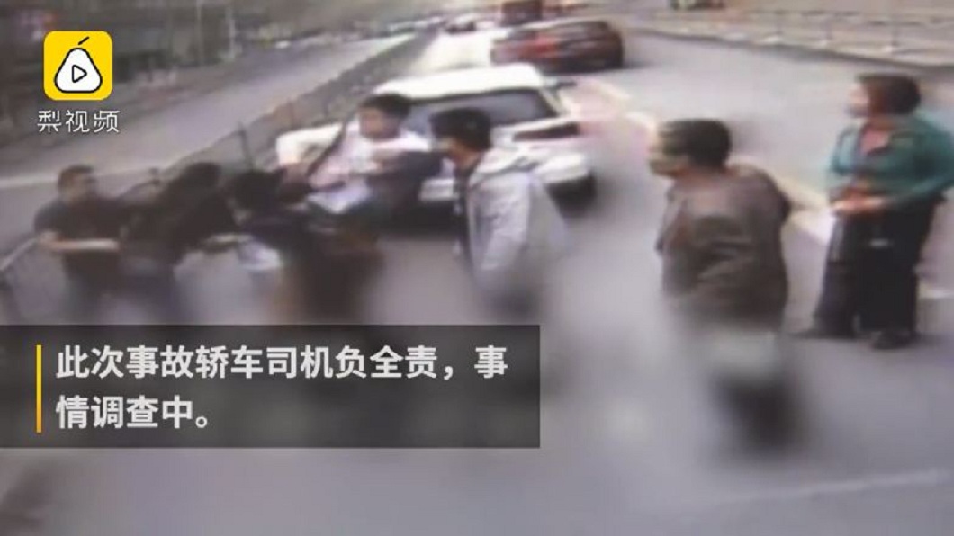 男子開車在路上挑釁公車，遭所有乘客圍毆。(圖／翻攝自梨視頻)