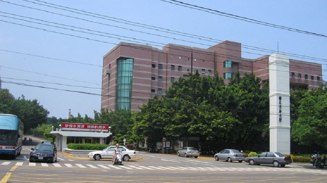 不只台大財經相關科系徵不到教授,連清大也出現同樣的情況。(圖/翻攝自維基百科)