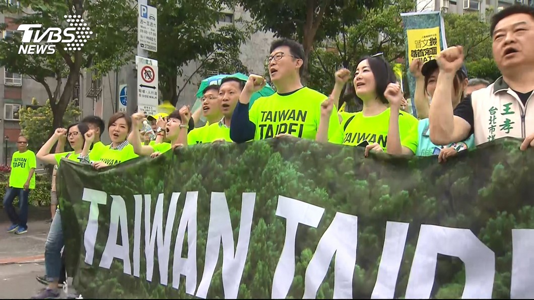 姚文智在22日上街遊行,希望能爭取民進黨提名參選台北市長。(圖/TVBS)