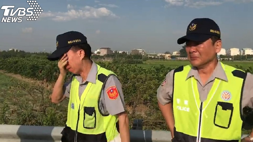 國道警含淚敬禮送別同事場面哀戚。