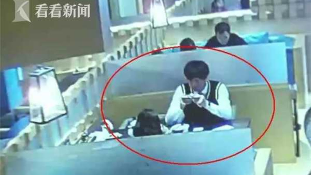 顧男在陳女的飲料裡加進迷幻藥物「聽話水」。圖/翻攝自大陸看看新聞