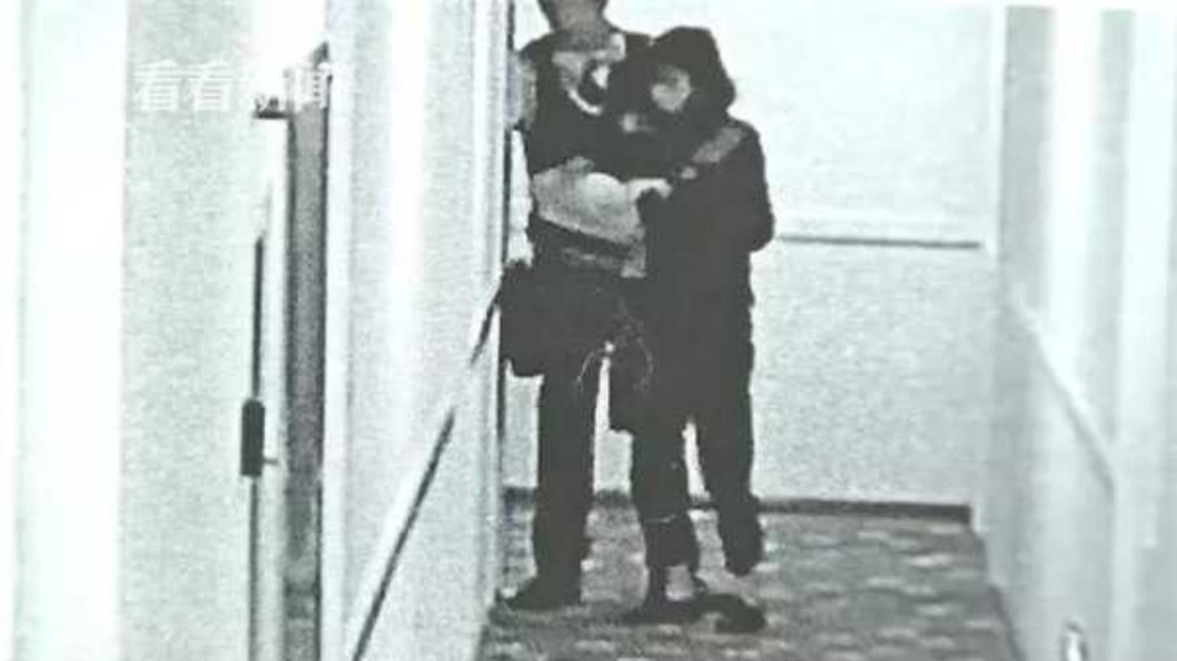顧男扶神智不清的陳女,到預定好的旅館房間,過程都被監視器錄下來。圖/翻攝自大陸看看新聞