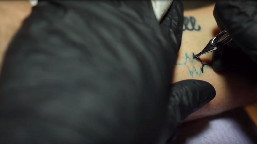 圖／翻攝自Sound Wave Tattoo - Skin Motion