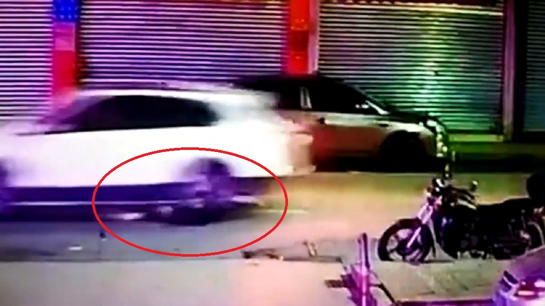 大陸一名男子喝醉酒倒臥在馬路上遭車輾斃。圖/翻攝自澎湃新聞網