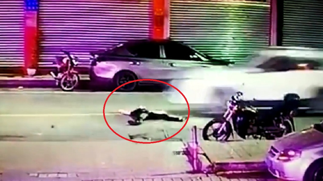 大陸一名男子喝醉酒倒臥在馬路上遭車輾斃。圖／翻攝自澎湃新聞網