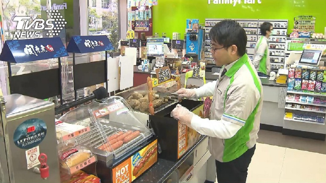 超商店員工作繁雜,有時無法立刻處理突發狀況。圖/TVBS