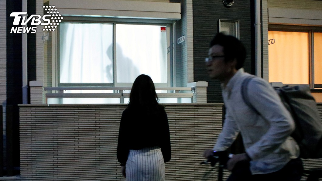 透過這套系統,外人往屋內觀看時,會以為屋子裡有人。圖/達志影像路透社