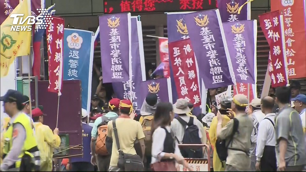 快訊/陳抗動手推打記者! 警傳喚3人到案說明