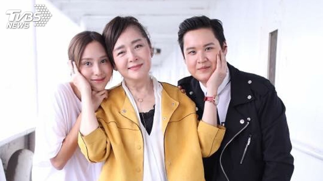 房思瑜(左起)與恬妞、因拍戲建立好交情;右為恬妞的女兒,在戲中也有飾演一角。圖/TVBS