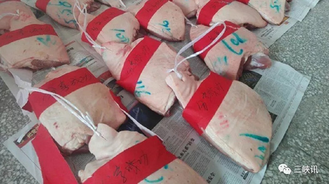 重慶一所高中日前獎勵高三模擬考前20名的學生，獎品是5斤豬肉，上面還掛著分享成功的紅布條。(圖／翻攝自澎湃新聞網) 狂！高三模擬考前20名　校方獎品「5斤豬肉」