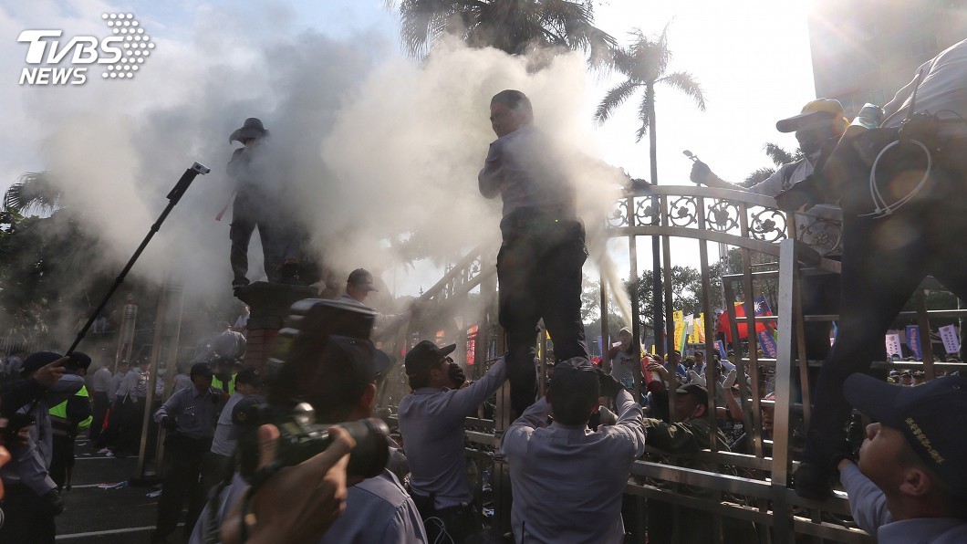 反年改團體和警方爆發衝突。圖／TVBS